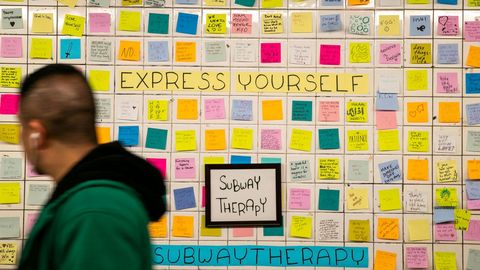 Mensajes escritos en post-it en la estacin de metro de Nueva York