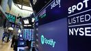 Una pantalla muetra el logotipo y la cotización de la compañía sueca Spotify en la bolsa de Nueva York