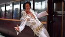 Un imitador de Elvis se sube al tren en Sydney