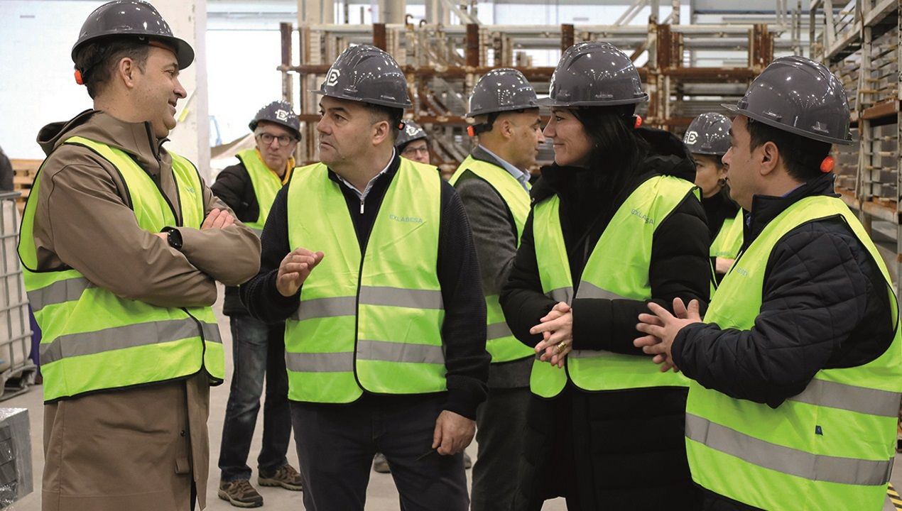 De izquierda a derecha Rui Fernandes, presidente de la C�mara Municipal de Soure (Portugal); Ram�n V�zquez (gerente de Exlabesa Portugal); Teresa Pedrosa (vicepresidenta de la C�mara Municipal de Soure) y Flavio Moureira, director de f�brica de Exlabesa Portugal. En la presentaci�n del proyecto de ampliaci�n de la f�brica de Exlabesa en Soure