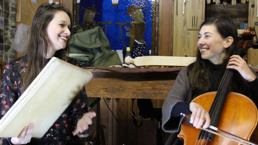 Carme Lpez e Sabela Vzquez, de Raiceira