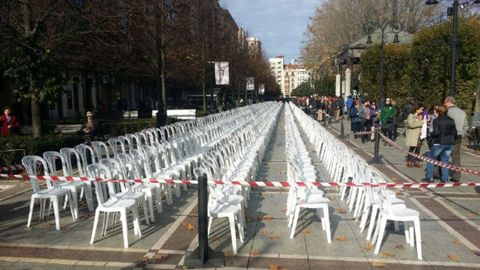 Mil sillas vacas instaladas en Gijn por las mujeres asesinadas por violencia machista desde 2003 (ao en que comienzan los registros)