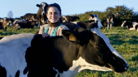 Ana Corredoira, que produce leche en ecológico en Palas de Rei, cree que es el momento de apostar por la agricultura familiar como un modelo que resiste a las crisis actuales