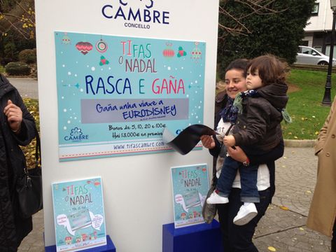 Brais hizo una demostraci�n de c�mo funcionan los rasca y gana