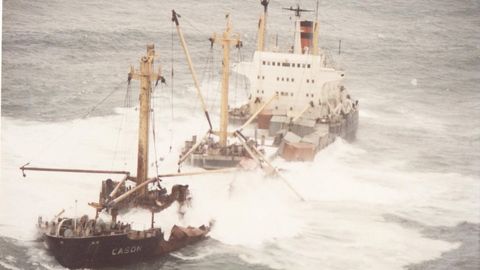 El Casn, poco antes de hundirse por completo tras explosionar el 10 de diciembre del 1987