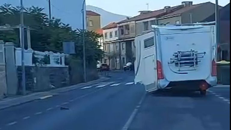 Una caravana circula con el chasis destrozado y dejando un reguero de fragmentos tras chocar contra un poste en Muros