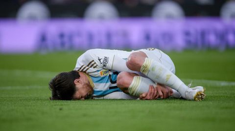 Alberto Reina se lamenta en el suelo durante el Bar�a-Real Oviedo