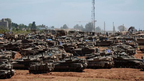 Tanques de las Fuerzas de Defensa de Israel, ayer cerca del paso fronterizo entre Gaza y Egipto, en la ciudad de Rafah.