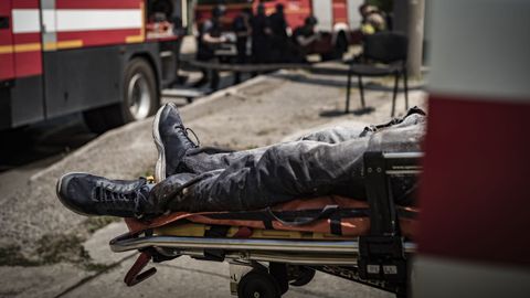 Una ambulancia traslada a un muerto durante un ataque ruso a la ciudad de Jrkov.