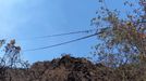 Un cable telefónico quemado por los incendios de estos días cerca de Besarredonda, en el municipio de Quiroga
