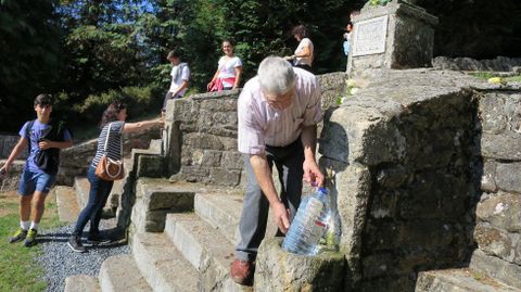 Los romeros recogieron agua en las fuentes del santuario de O Faro