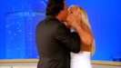 Momento del v�deo en el que Julio Iglesias besa a Susana Gim�nez