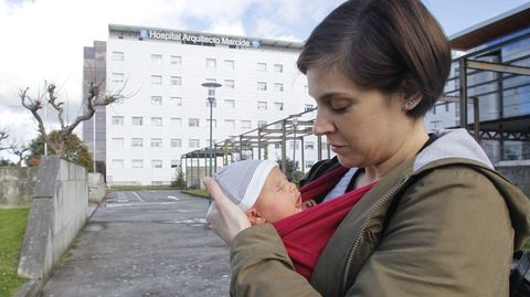 Alba y su bebé, delante del Hospital Marcide, donde se examinó