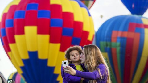 Una mujer y un nio toman una fotografa durante la Fiesta Internacional del Globo en Albuquerque.
