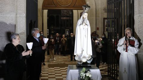 No hubo procesión de Fátima pero algunos fieles se dieron cita en torno a la imagen de la virgen en el atrio del templo de O Couto