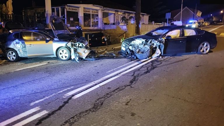 Sale ileso tras empotrarse ebrio con su coche contra dos vehículos estacionados en Sanxenxo