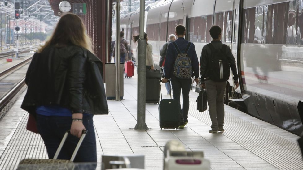 Accidente en O Incio.Fran Rodr�guez e Ver�nica Couto, de Radio Voz Berganti�os, sorteando as datas e as parellas de colexios. 