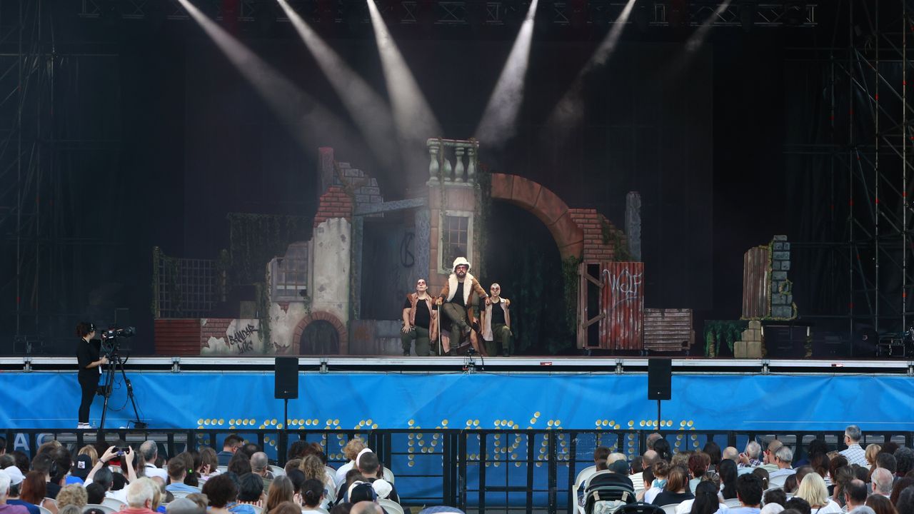 <span lang= gl >Membros d&aacute; asociaci&oacute;n que impulsar&aacute; a creaci&oacute;n dunha escultura p&uacute;blica sobre a canci&oacute;n popular</span>
