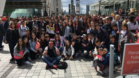 Un grupo de alumnos gallegos fotografindose en los alrededores del London Eye, en la capital britnica