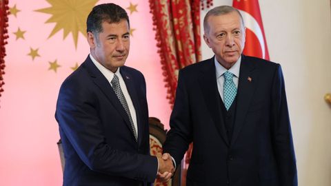 El candidato ultranacionalista, Sinan Ogan, en una reunión con Erdogan el pasado viernes.