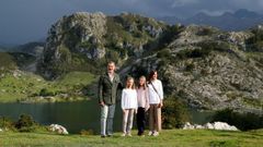 Los reyes Felipe y Letizia, la princesa Leonor (2i) y la infanta Sofía (2d) posan ante el lago Enol tras un recorrido con motivo de la celebración del primer centenario del Parque Nacional de la Montaña de Covadonga -embrión del actual Parque de los Picos de Europa