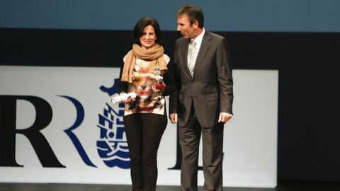Atletismo: recoge el premio la madre de Begoa Garrido. Entrega Isidoro Hornillos, presidente de la Federacin Gallega de Atletismo