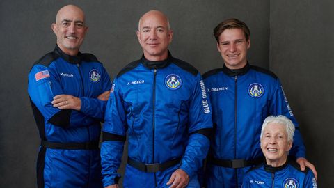 La tripulación (de izquierda a derecha): Mark Bezos, Jeff Bezos, Oliver Daemen y Wally Funk antes de subirse al Blue Origin. El propietario de Amazon ascendió hasta los 100 kilómetros de altura, según la Federación Aeronáutica Internacional.