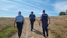 Un agente de la Guardia Civil, de los GNR portugueses y de la Gendarmería Nacional Francesa realizanod el Camino a pie por Sarria