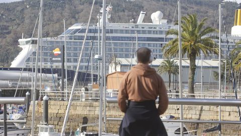 Vista del crucero que ha amarrado esta mañana en Ferrol. 