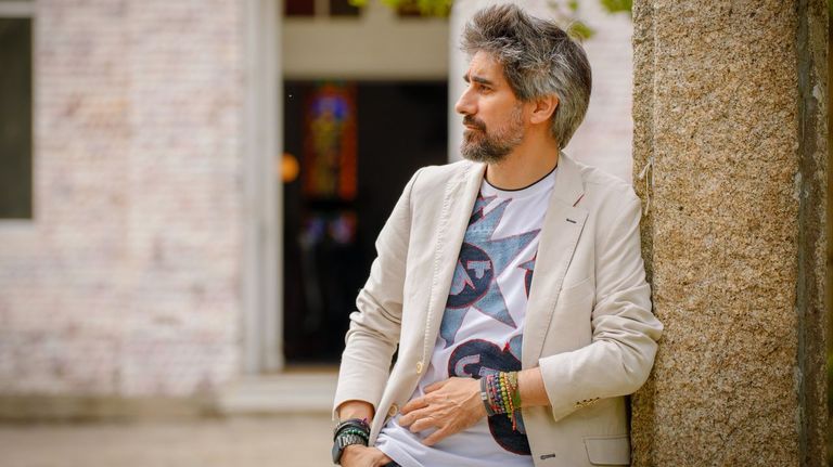 Manel Loureiro: «Desde que apuñalaron a Julio César, la historia avanza a golpe de magnicidio»