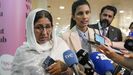 La madre de las dos hermanas de Tarrasa asesinadas en Pakistán por negarse a un matrimonio concertado, a su llegada a Barcelona