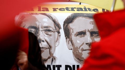 Una pancarta con el rostro de la primera ministra Borne y Macron, en una manifestación contra la reforma de las pensiones en la ciudad de Rennes, el pasado 10 de enero.