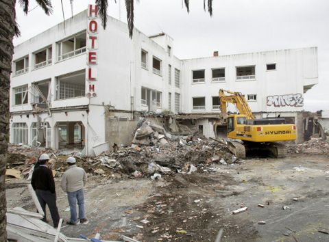 Las máquinas demolieron el edificio del hotel Maxi en mayo del 2013. 