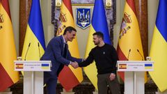 El presidente del Gobierno de Espaa, Pedro Snchez, y el de Ucrania, Volodimir Zelenski, se saludan a su llegada al Palacio Mariinski, en Kiev el pasado jueves.