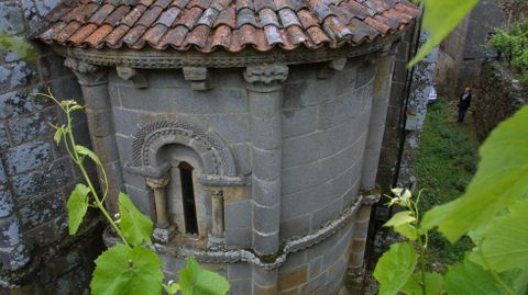 Vista exterior del ábside de la iglesia de San Vicente de Pombeiro, en Pantón