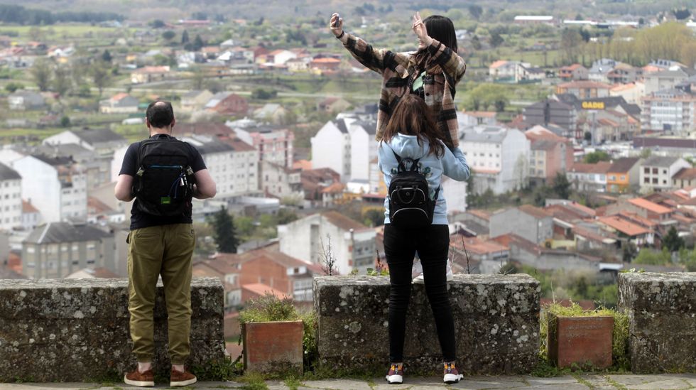 Saltos de agua.Un grupo de turistas en el monte de San Vicente, en Monforte, esta pasada Semana Santa