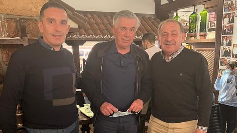 Marcos Martínez, a la izquierda de la imagen, y Manolo Romero, a la derecha, se fotografiaron con Carlo Ancelotti