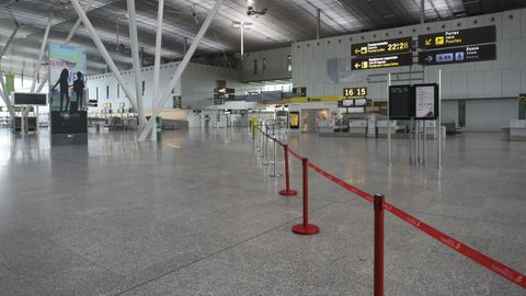 Aeropuerto Rosala de Castro, en Santiago, sin actividad en una imagen de la semana pasada