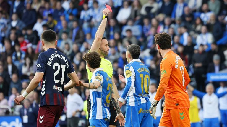 Preocupación por el nombramiento como árbitro del Dépor-Andorra de Orellana Cid, que expulsó a Noubi y Yeremay