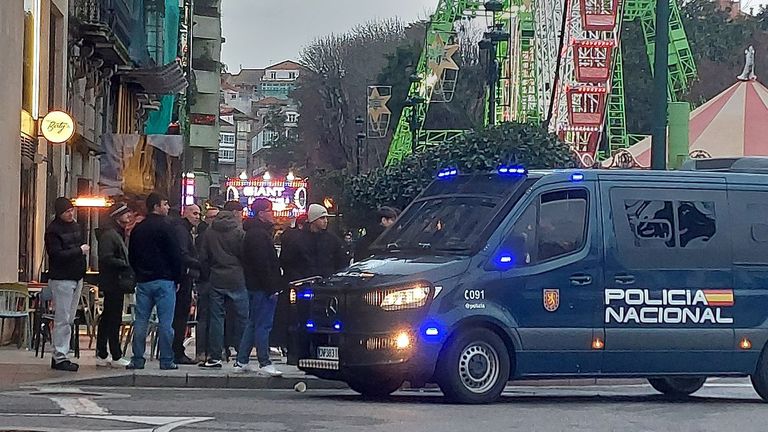 Policías antidisturbios desalojan a decenas de hinchas del Bolonia de la zona de copas de Vigo horas antes del partido con el Celta