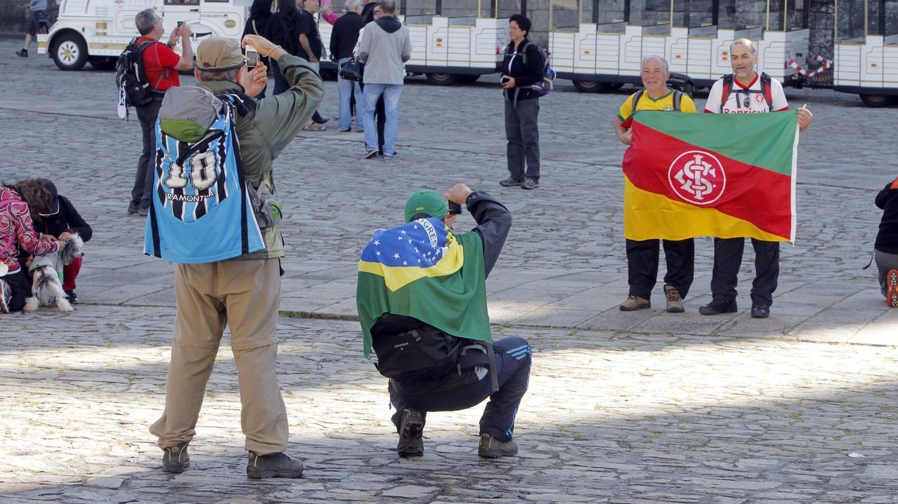 Dlmenes y mmoas.Peregrinos extranjeros en la plaza del Obradoiro.