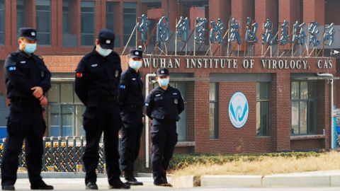 Personal de seguridad delante del Instituto de Virología en Wuhan, China, en una imagen de febrero del 2021