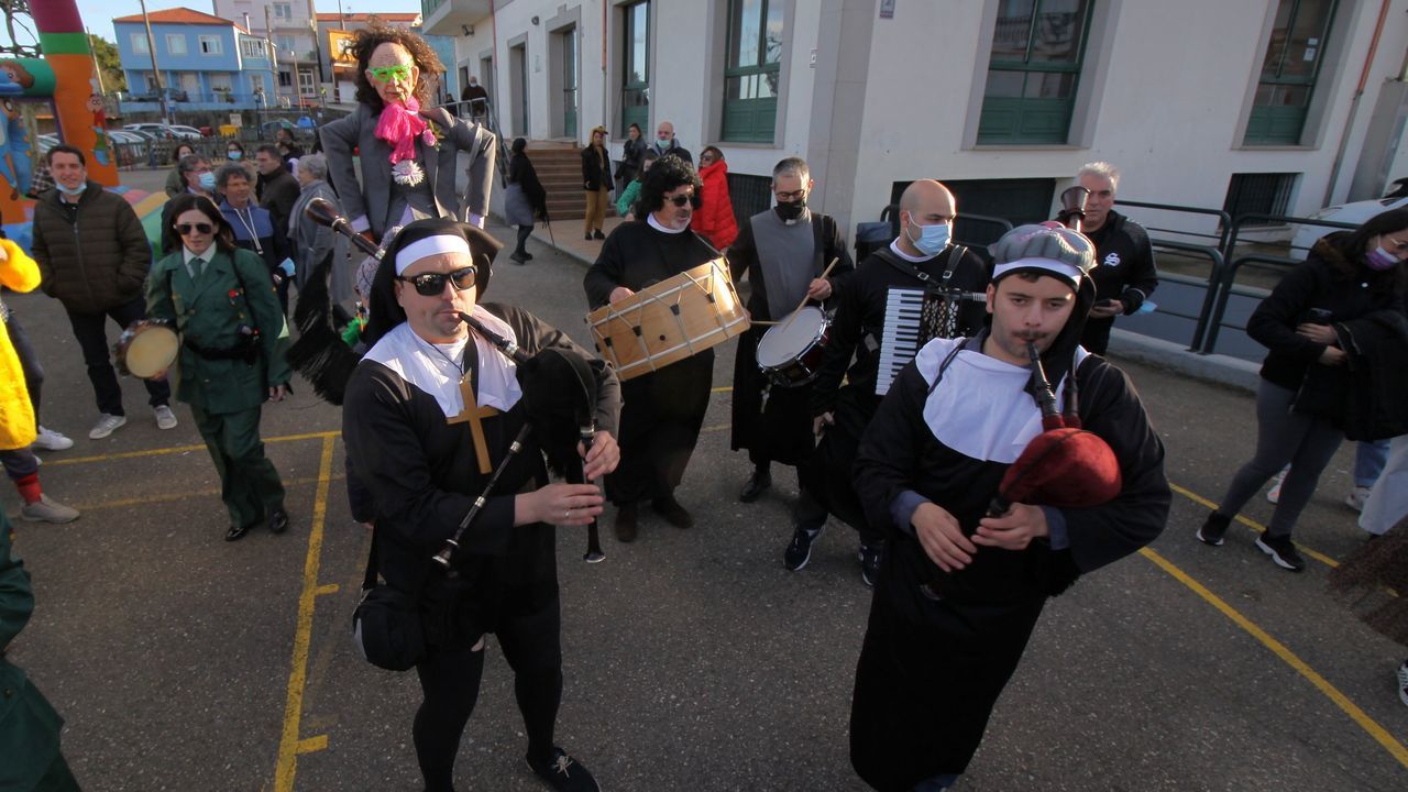 As fueron lasdespedidas del carnaval en Boiro!.Desfile de Carnaval en Lourenz, este domingo