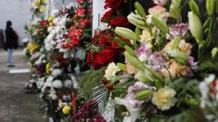 Flores en un cementerio mariano (foto de archivo)