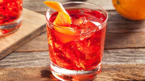 «Negroni», la versión original del cóctel de moda
