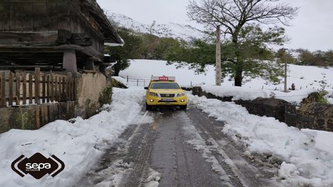 Intervencin de la UME y los bomberos en el monasterio de Hermo, en Cangas del Narcea