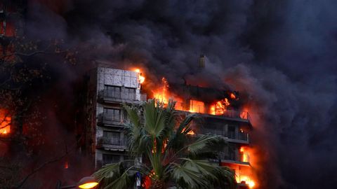 Vista del incendio en un edificio del barrio de Campanar, en Valencia.