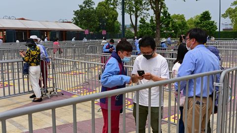 En Shanghai hoy ha reabierto el parque de atracciones de Disneyland