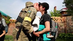 Una mujer, con su beb, se encuentra con su marido despus viajar desde Kupiansk, localidad ocupada por los rusos en la regin de Jrkov, en un convoy de evacuacin.  