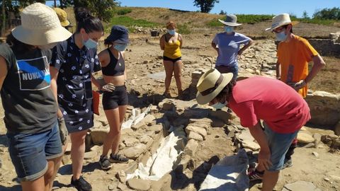 Los voluntarios que participan en el campo de trabajo colaboran en la investigacin del cementerio medieval descubierto en el castro de Cereixa